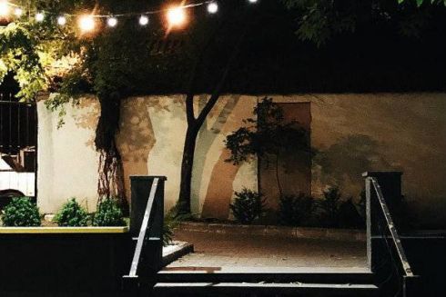 На Олимпийской открыли заведение-дворик с вечеринками, лекциями и кинопоказами