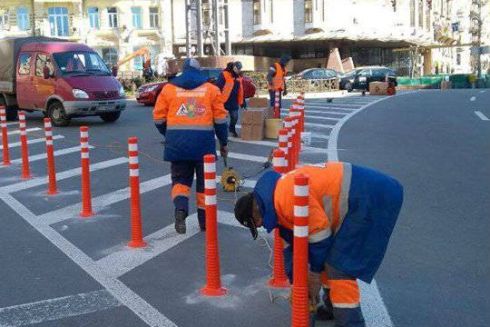 На Льва Толстого облаштували острівці безпеки у центрі площі