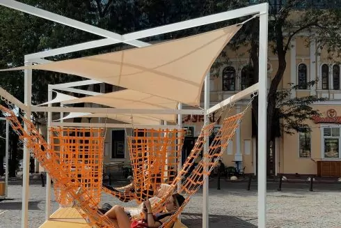 Гойдалки і гамаки: Як міські активісти змінили Грецьку площу в Одесі