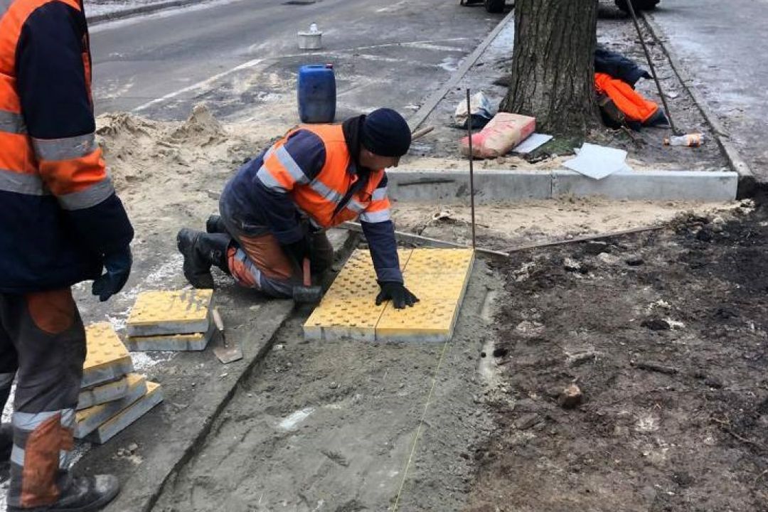 Фото: На Печерську облаштовують інклюзивні пішоходні переходи