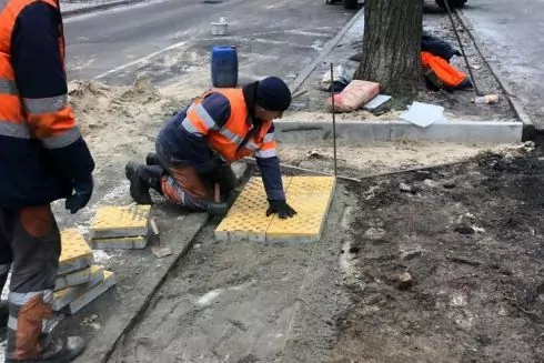 Фото: На Печерську облаштовують інклюзивні пішоходні переходи