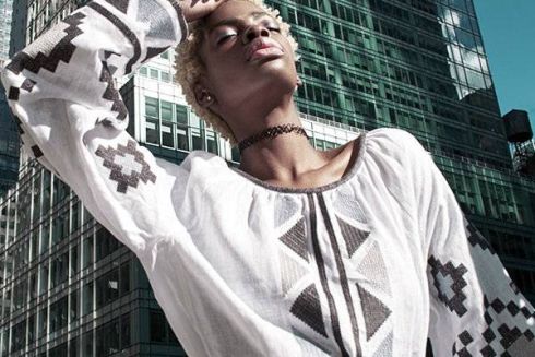 Американська чорношкіра модель рекламує вишиванки українського бренду