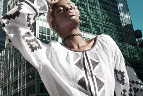 Американська чорношкіра модель рекламує вишиванки українського бренду