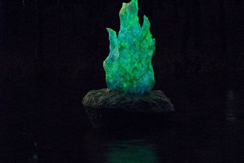 На озері в Голосіївському парку встановили скульптуру, що світиться