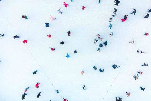 На Позняках відкрилася безкоштовна ковзанка