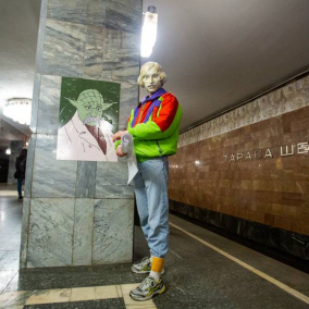 Неизвестные в масках Гоголя снова развесили плакаты с Шевченко в метро. Их опять сняли