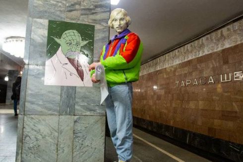 Неизвестные в масках Гоголя снова развесили плакаты с Шевченко в метро. Их опять сняли