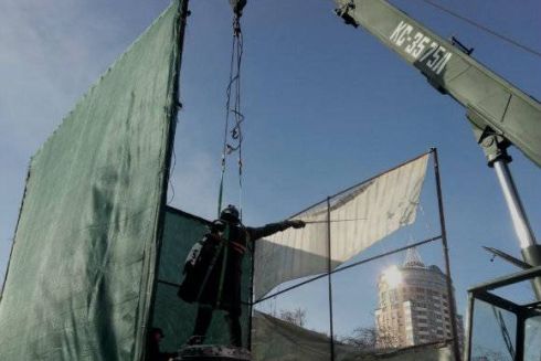 У Києві демонтували пам'ятник Суворову. Його відправлять до Швейцарії