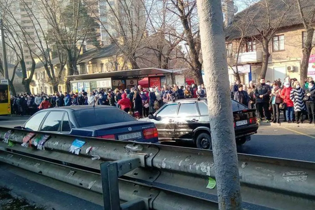 В Киеве не работает метро. На остановках очереди, в транспорте &ndash; толпы людей