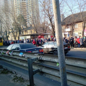 В Киеве не работает метро. На остановках очереди, в транспорте – толпы людей