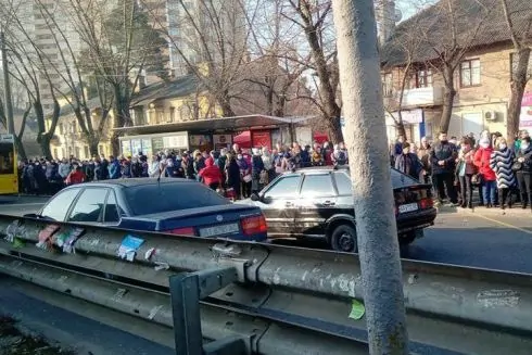 В Киеве не работает метро. На остановках очереди, в транспорте &ndash; толпы людей
