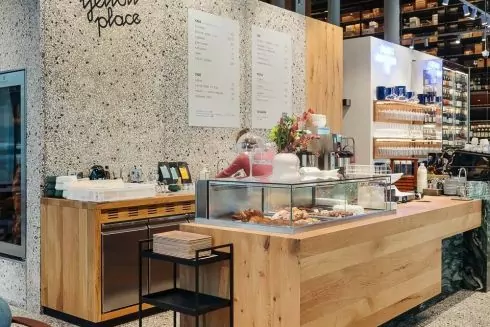 На Подоле открыли гастро-комплекс Garage от goodwine: ресторан, пекарня, винный магазин и кафе под одной крышей