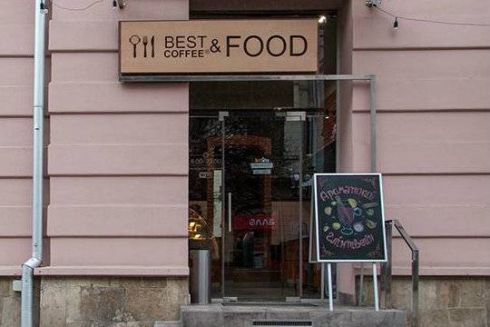 Києву на замітку: Як виглядають вивіски в Івано-Франківську