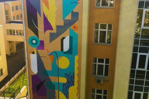 Французький художник розмалював київську школу