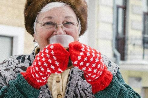 Бабушка связала. Местная марка олдскульных варежек от киевских пенсионеров