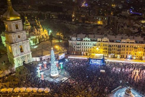 На Софійській площі запалили головну ялинку. Як вона виглядає