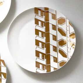 Дизайнеры создали тарелки с киевскими панельками