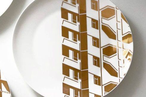 Дизайнеры создали тарелки с киевскими панельками