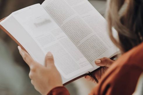 Що читати в метро: 5 збірок оповідань та 5 книг з саморозвитку, які підійдуть для читання у транспорті