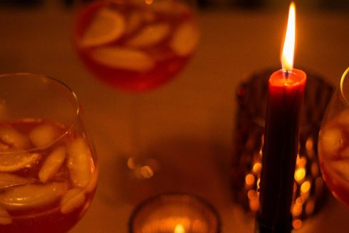 Від романтичної вечері при свічках до DIY-павербенка: чим зайнятися, коли немає світла