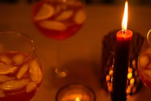 Від романтичної вечері при свічках до DIY-павербенка: чим зайнятися, коли немає світла