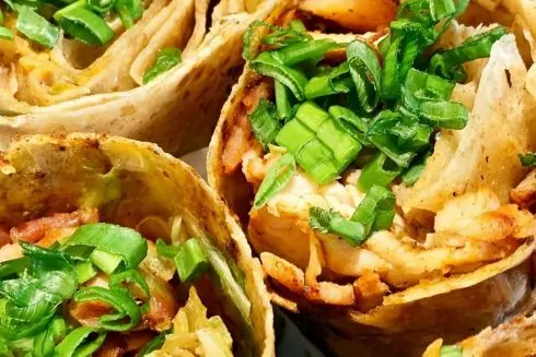 На Бессарабке открылось еще одно израильское кафе с шаурмой от Алекса Купер