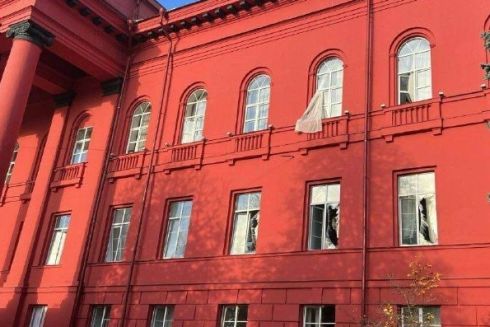 Дивіться, як волонтери реставрують автентичні вікна Університету Шевченка