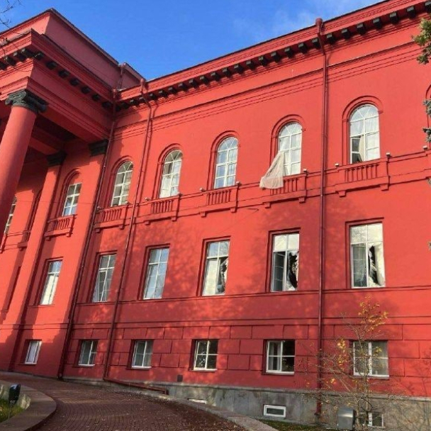 Смотрите, как волонтеры реставрируют аутентичные окна Университета Шевченко