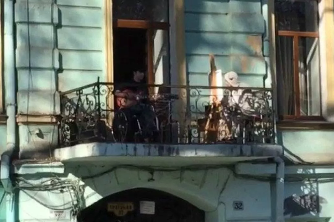 Видео дня: Гитарист играет блюз на балконе во время карантина в Одессе