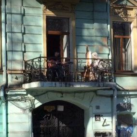 Видео дня: Гитарист играет блюз на балконе во время карантина в Одессе