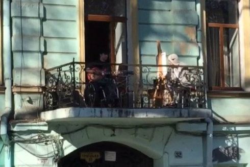 Видео дня: Гитарист играет блюз на балконе во время карантина в Одессе