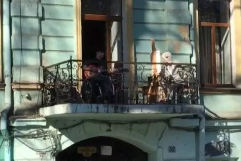 Видео дня: Гитарист играет блюз на балконе во время карантина в Одессе