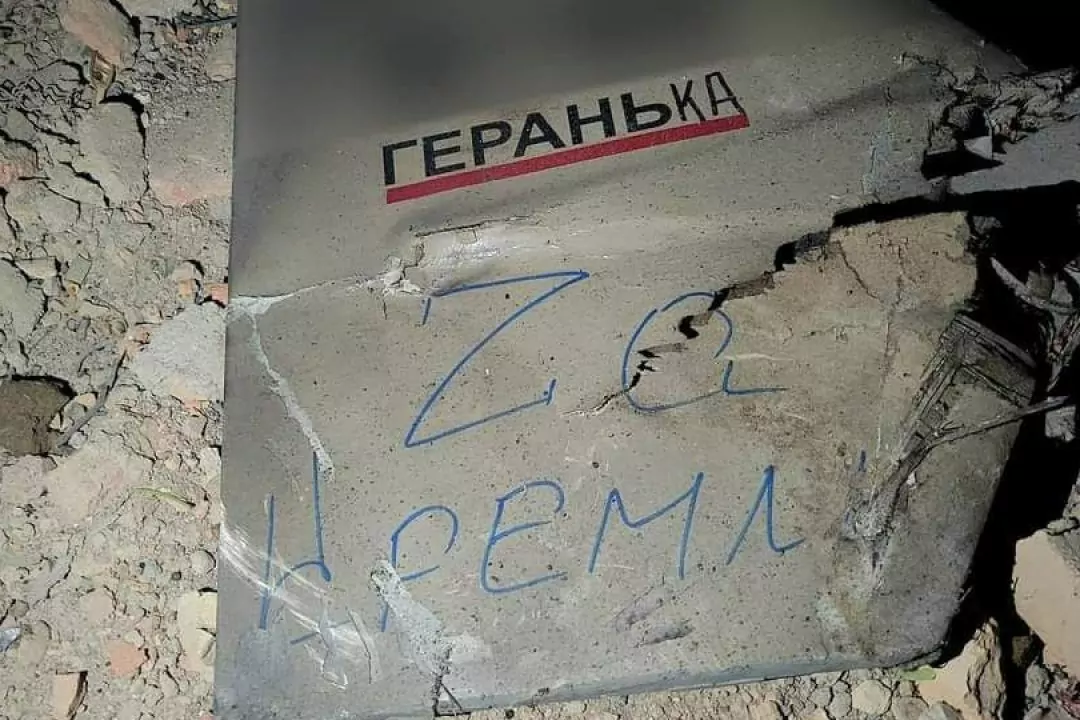 Нічна атака на Київ ракетами та &ldquo;Шахедами&rdquo;: Уламки впали на машини у кількох районах міста