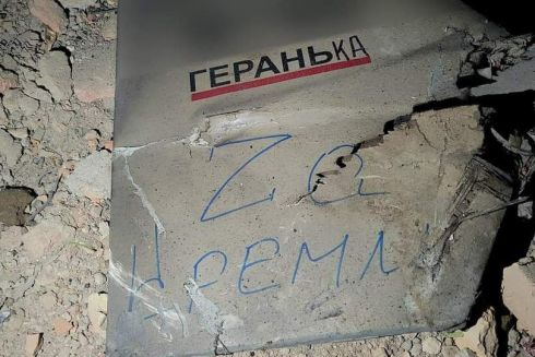 Нічна атака на Київ ракетами та “Шахедами”: Уламки впали на машини у кількох районах міста