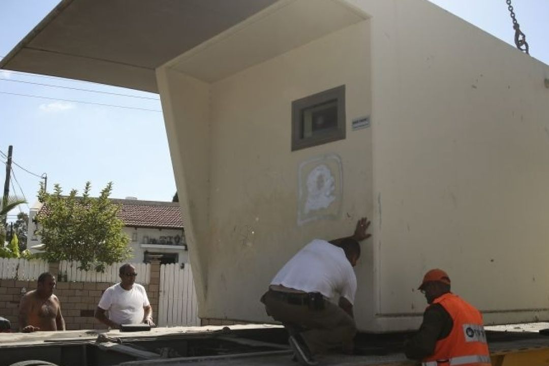 Зупинки-бункери і захищені кімнати в квартирах: Як досвід Ізраїлю може допомогти Україні під час ракетних обстрілів