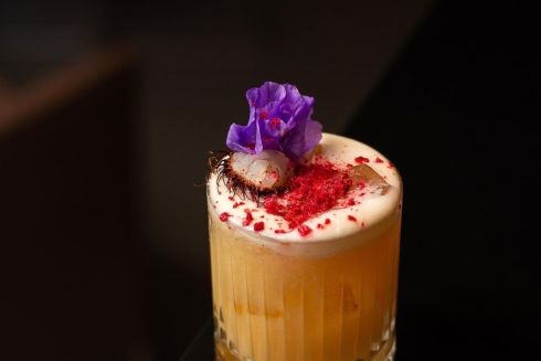 Команда из Мариуполя открыла коктейльный бар на Бессарабке