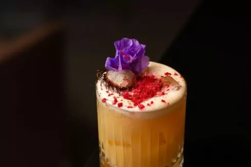 Команда из Мариуполя открыла коктейльный бар на Бессарабке