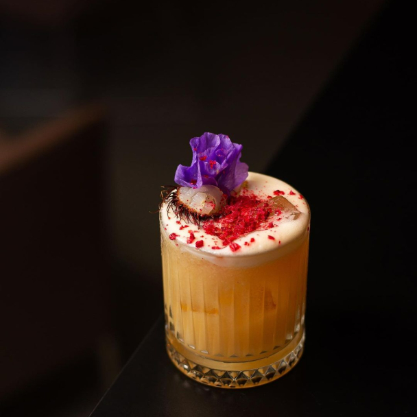 Команда из Мариуполя открыла коктейльный бар на Бессарабке