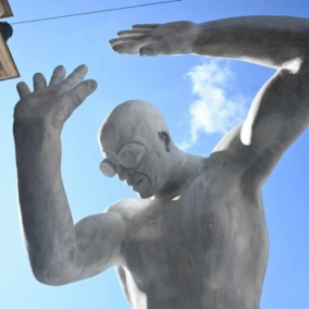 У Львові біля Оперного театру встановили гігантську скульптуру: фото