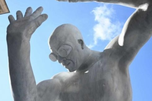 У Львові біля Оперного театру встановили гігантську скульптуру: фото