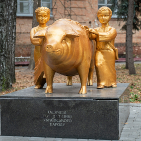 Памятники свиньи, деруну, фасоли – фотопроект о гастрономических монументах в городах Украины