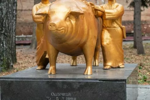 Пам&lsquo;ятники свині, деруну, квасолі &ndash; фотопроєкт про гастрономічні монументи в містах України