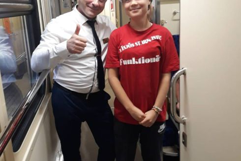 "Укрзалізниця" подарила Грете Тунберг апсайклинговую кепку и блокнот из переработанных листьев