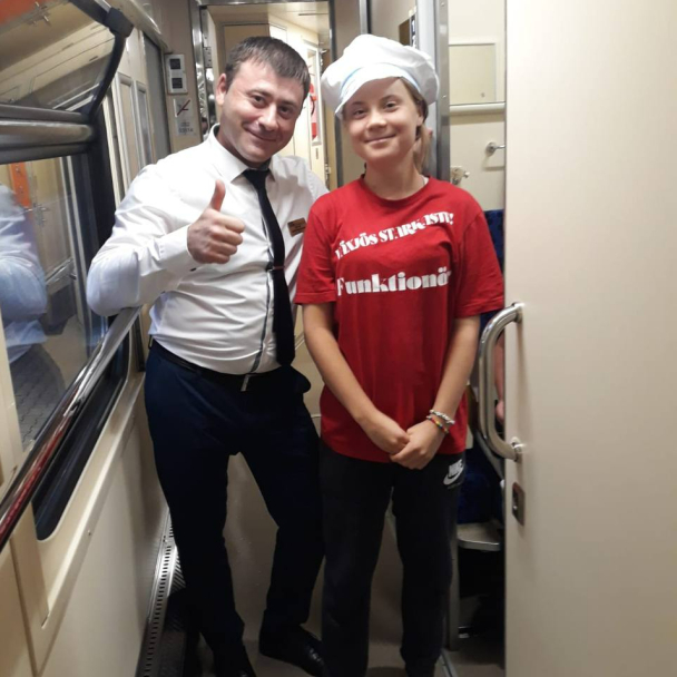 "Укрзалізниця" подарила Грете Тунберг апсайклинговую кепку и блокнот из переработанных листьев