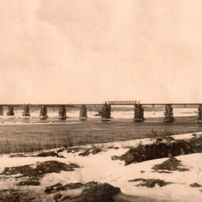 В Запорожье на дне обмелевшего Днепра нашли остатки мостов, построенных 70 лет назад