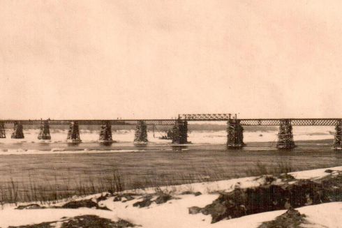 У Запоріжжі на дні обмілілого Дніпра знайшли залишки мостів, побудованих 70 років тому