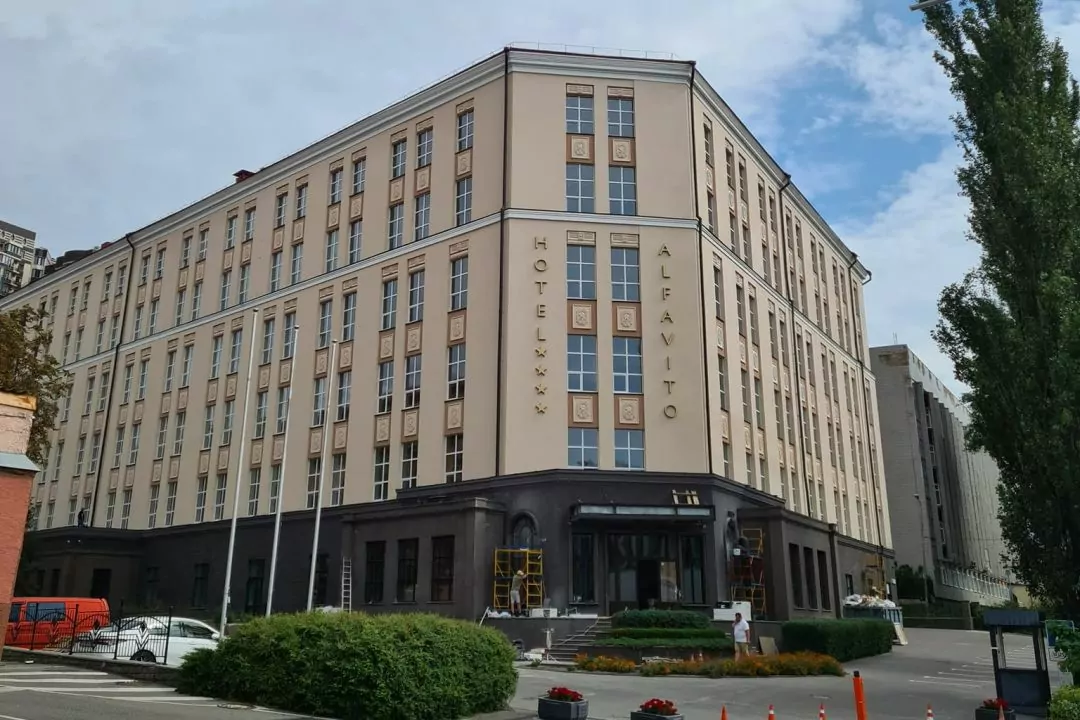 У Києві відбудували готель, у який влучила російська ракета: фото