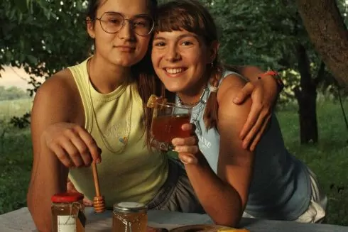 Хип-хоп и пчелы: Как две подруги создали нравственный бренд меда