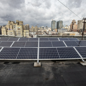 “Ми встановили сонячну електростанцію на даху багатоповерхівки”: Як мешканці Києва готуються до зими