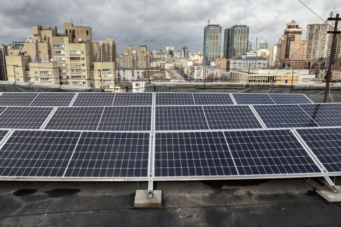 “Ми встановили сонячну електростанцію на даху багатоповерхівки”: Як мешканці Києва готуються до зими